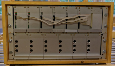 Booster Gestell
In dem Gestell sind oben 6 Doppelbooster von Blücher verbaut. Darunter sind 6 Trafoplatinen mit je 2 x 15V und je 4 A
